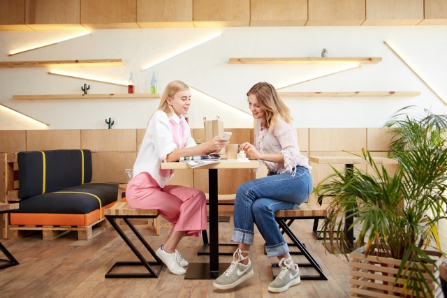 カフェで話をする二人の女性