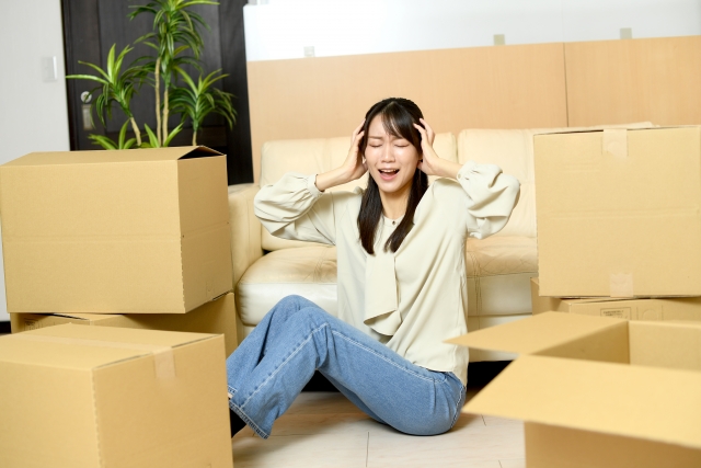 引っ越しをする女性