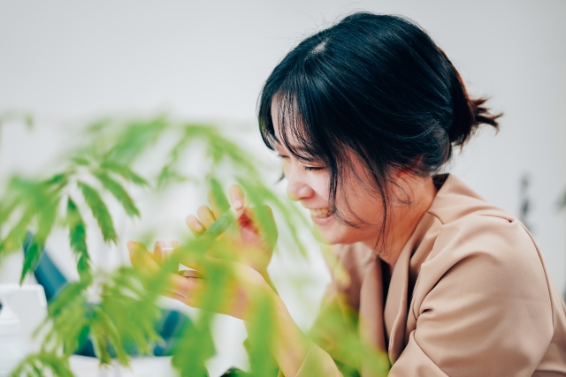 スキンケアを楽しむ女性
