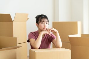 引っ越し準備をする女性