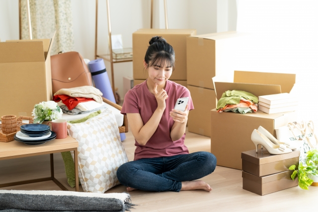 引っ越し準備をする女性