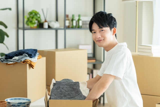 引っ越し準備をする男性