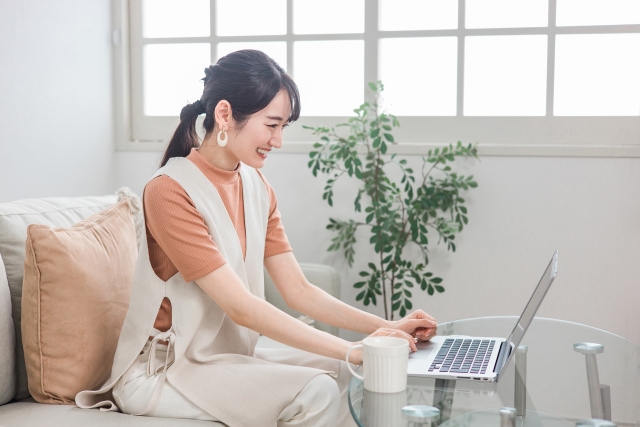 パソコンをする女性