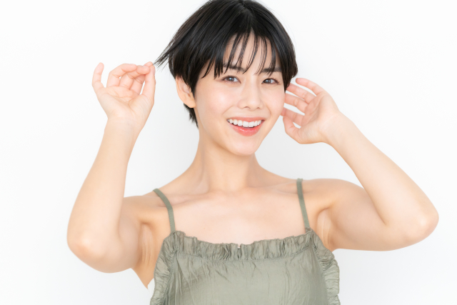 白バックの若い女性のビューティー