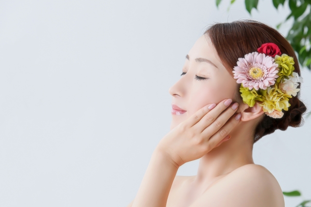 スキンケアをする女性