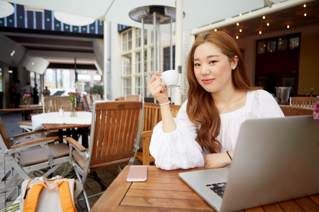 パソコンを操作する女性