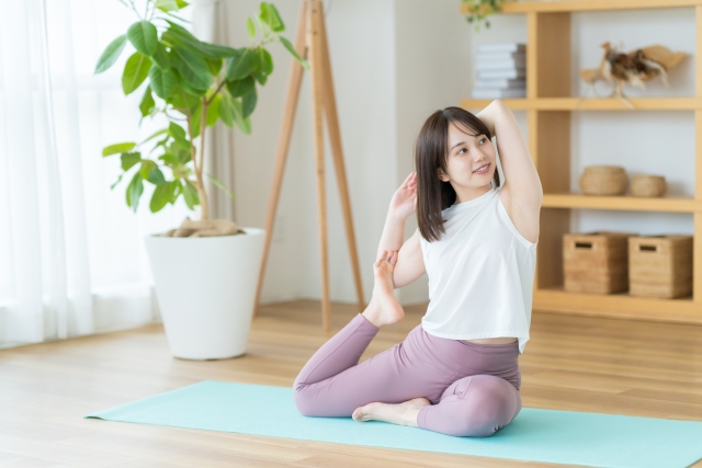 ヨガをする女性
