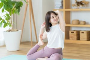 ヨガをする女性