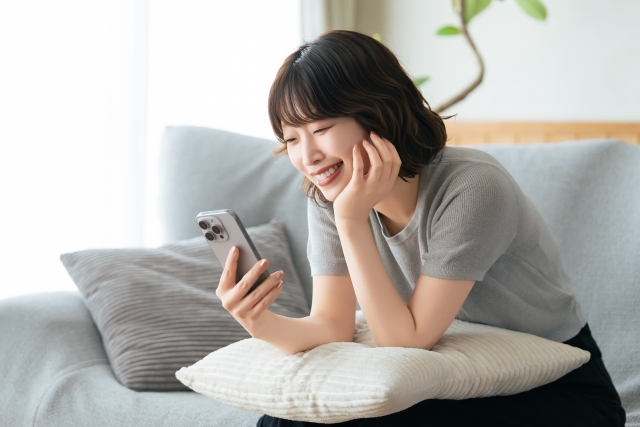スマホで稼ぐ女性