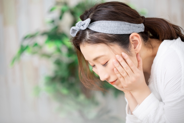 スキンケアをする女性