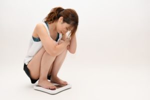 体重計に乗る女性