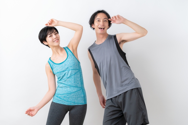 ポーズを決める男女