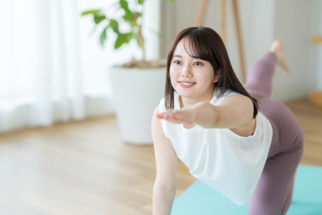 ストレッチをする女性