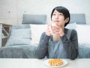 おやつを食べる女性