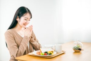 朝食を食べる女性