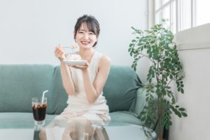間食する女性