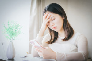 悩む女性