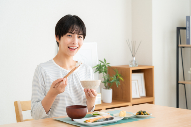 朝食を食べる女性