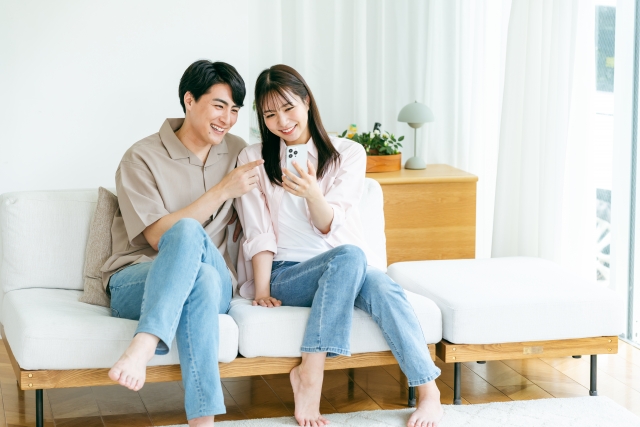 ネットショッピングを楽しむ男女