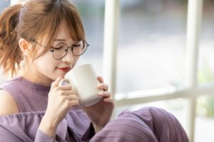 コーヒーを飲む女性