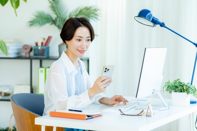 スマホを見る女性