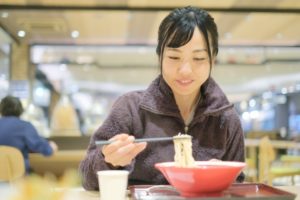 ラーメンを食べる女性