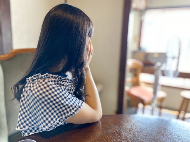 待ち合わせでぼんやりする女性