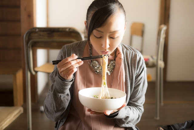 ラーメンを食べる女性