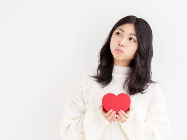 赤いハートを持つ女性