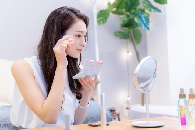 メイクをする女性