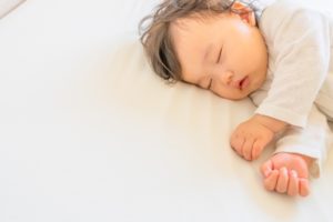 熟睡する赤ちゃん