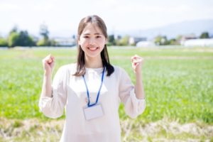 ガッツポーズをする女性