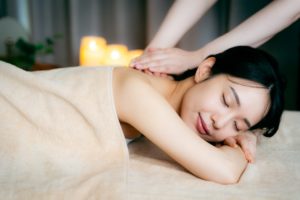 エステをする女性