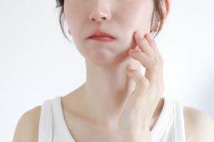 毛穴を気にする女性