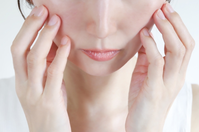 毛穴を気にする女性