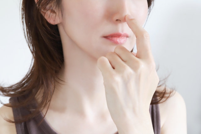 毛穴を気にする女性