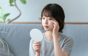 目元を気にする女性