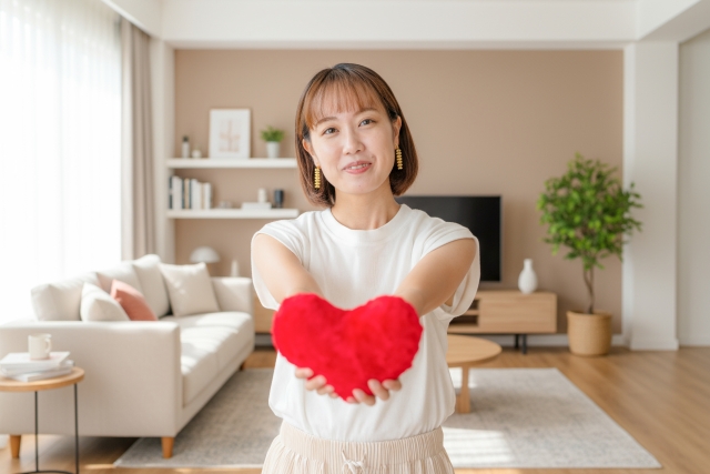 ハートをプレゼントする女性