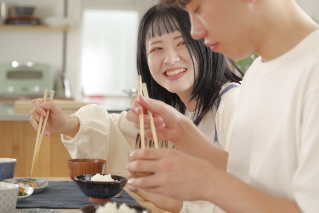 食事をする男女
