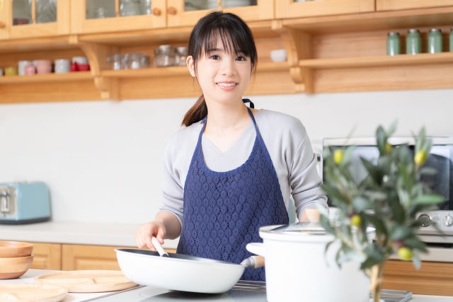 調理中の女性