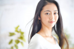 髪の毛が長い女性