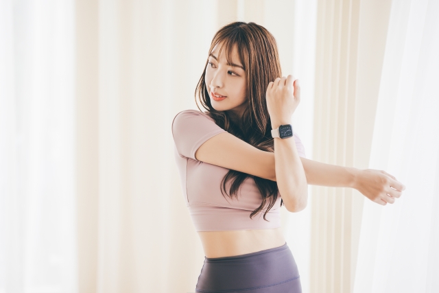 ストレッチをする女性