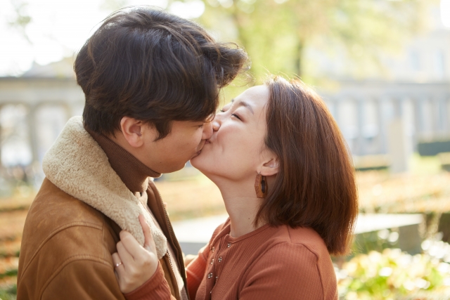 キスをする二人