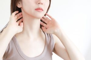 首元を気にする女性