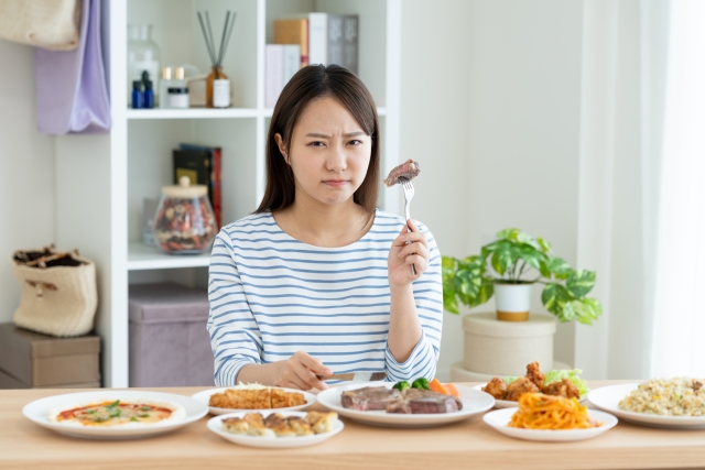 食事を我慢する女性
