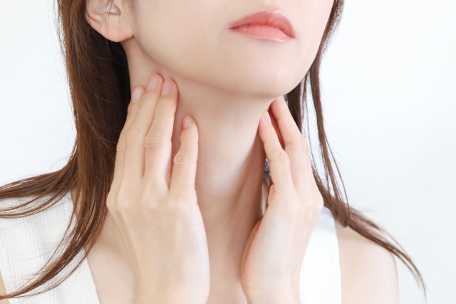 首元を気にする女性