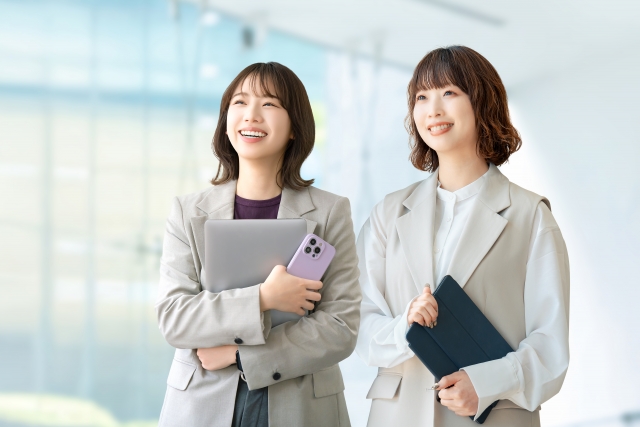 二人で頑張る女性