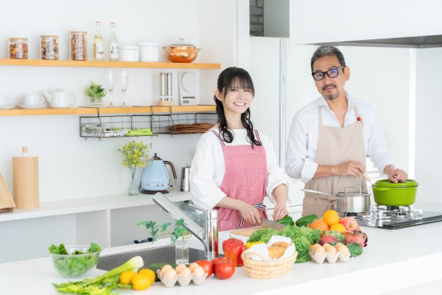 料理をする女性