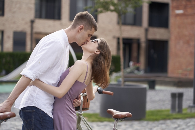 キスをする二人