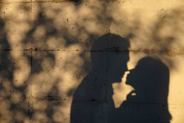 キスをする二人